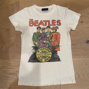Junk Food Clothing off-white The Beatles Sgt Peppers Lonely Hearts Club Band Tee